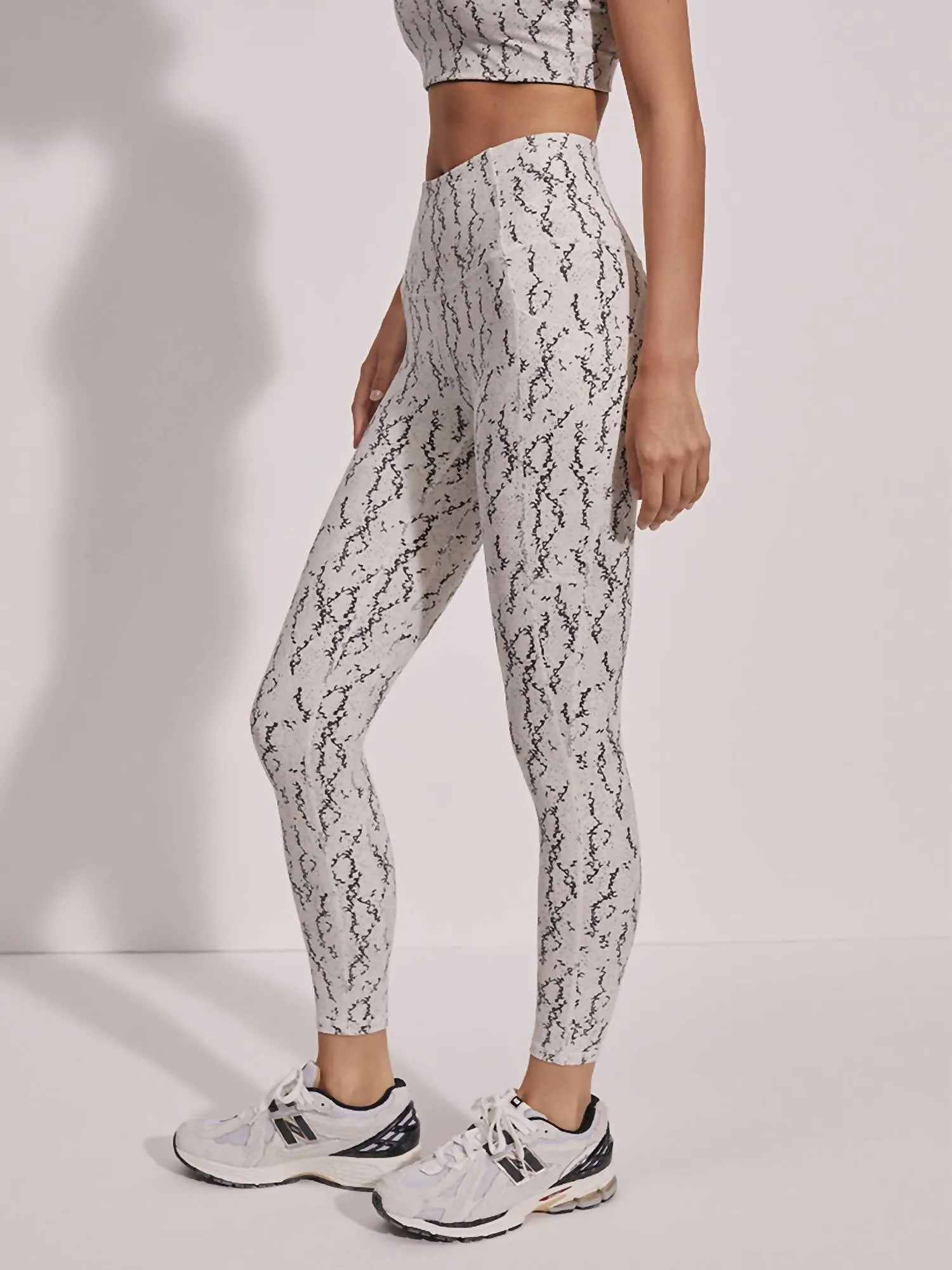 Move Pocket High Legging 25" In Sand Fragment Snake