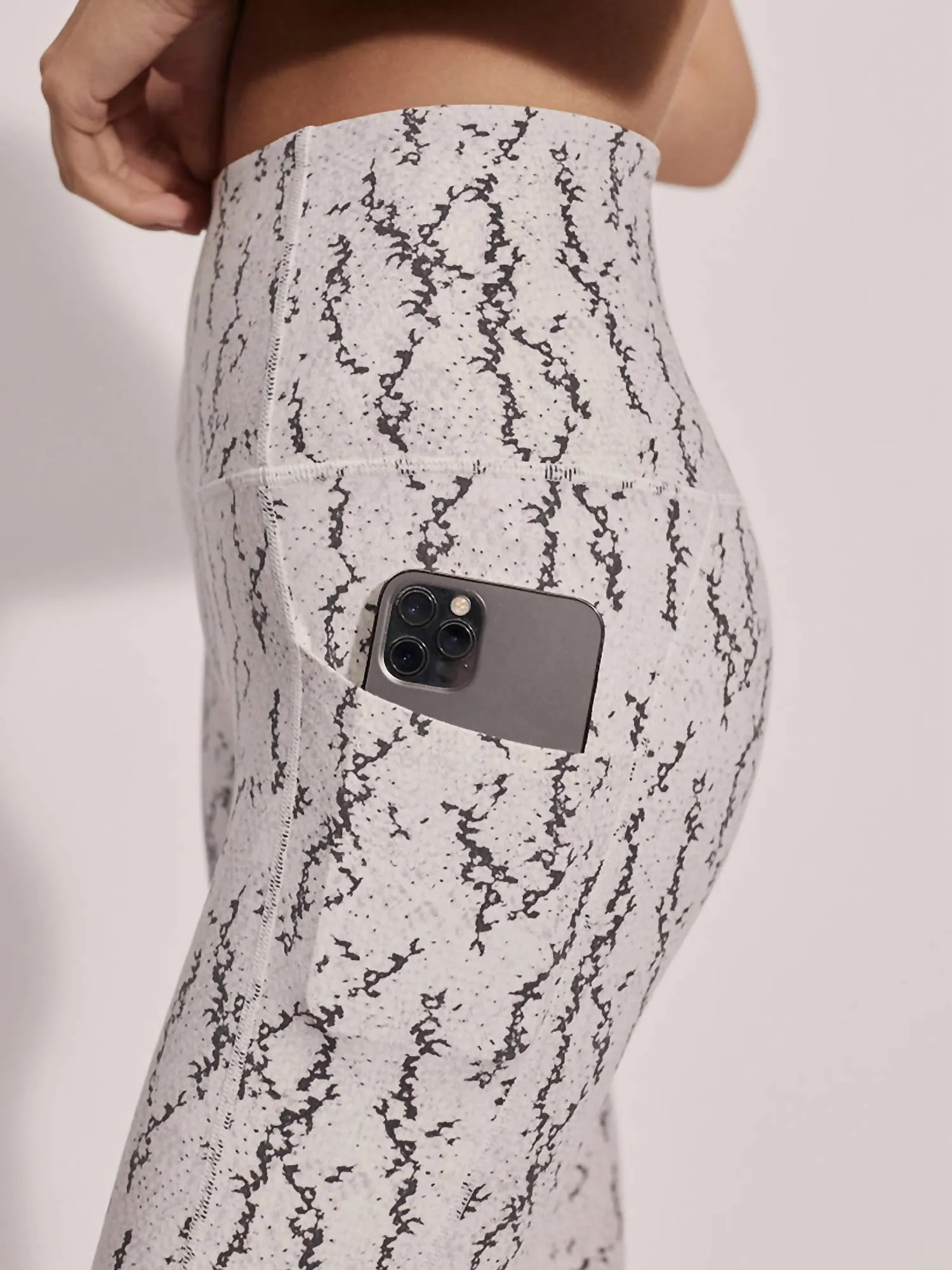 Move Pocket High Legging 25" In Sand Fragment Snake