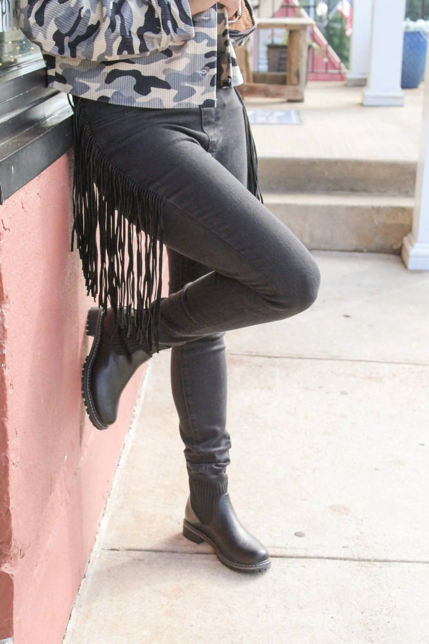 Skinny Jegging With Fringe In Black